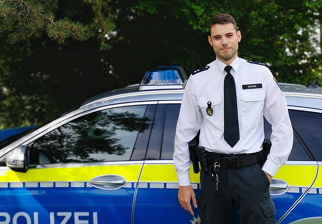 Polizeioberkommissar Danne informiert auf dem Wochenmarkt