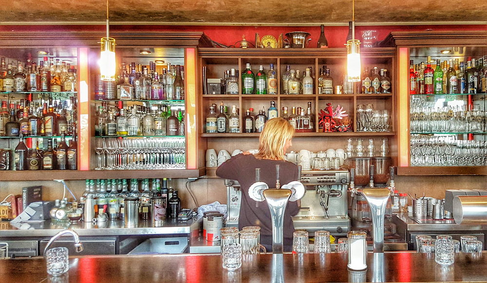 Raimund Rupp: Frau hinterm Tresen