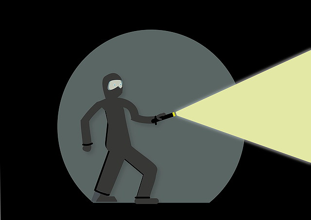 Verdächtige Person mit Taschenlampe